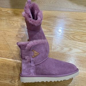 NWT UGG womenClassic mini shearling Waterproof boots.$160